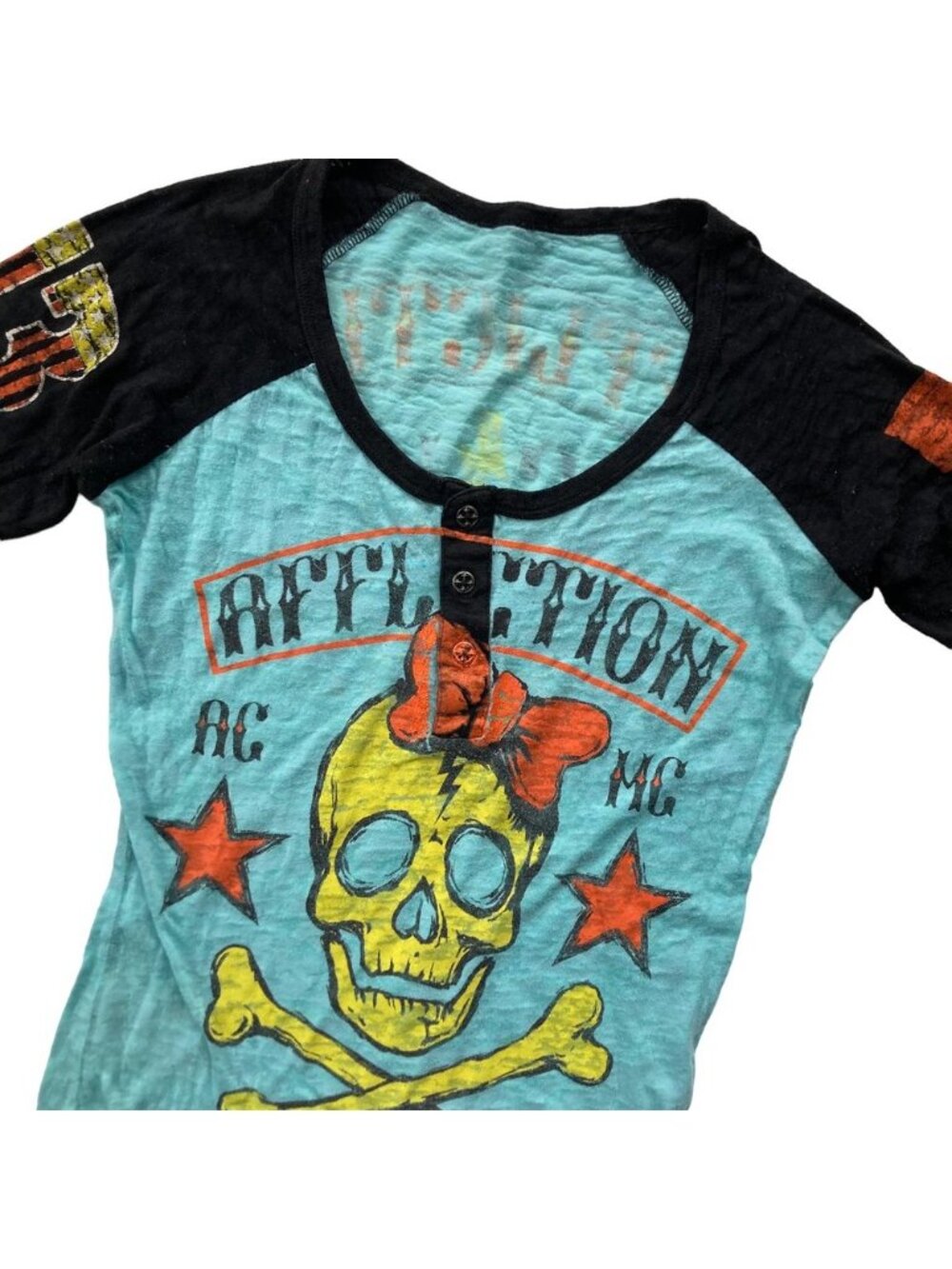 Skull with Bow Graphic Tee - Picture 3 of 4